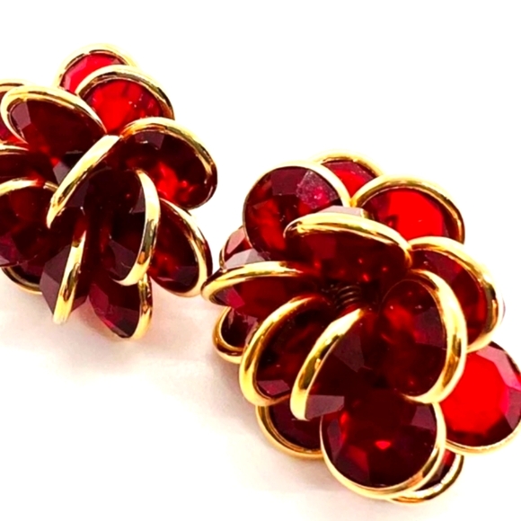 VINTAGE LARGE SWAROVSKI 3 DEMENSIONAL  BEZEL SET CRYSTAL CLIP-ON  EARRINGS - Picture 1 of 6
